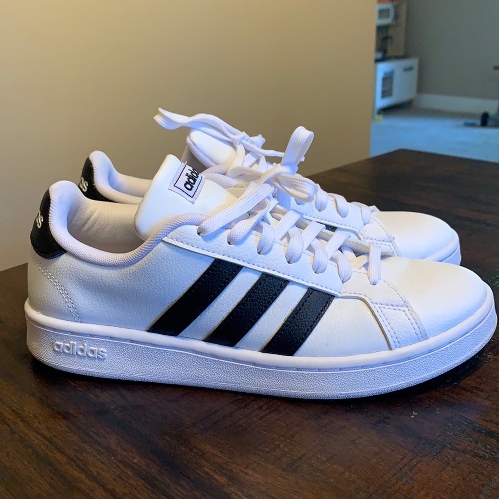 Lightly worn Adidas women’s Grand Court shoes. Size 8.5